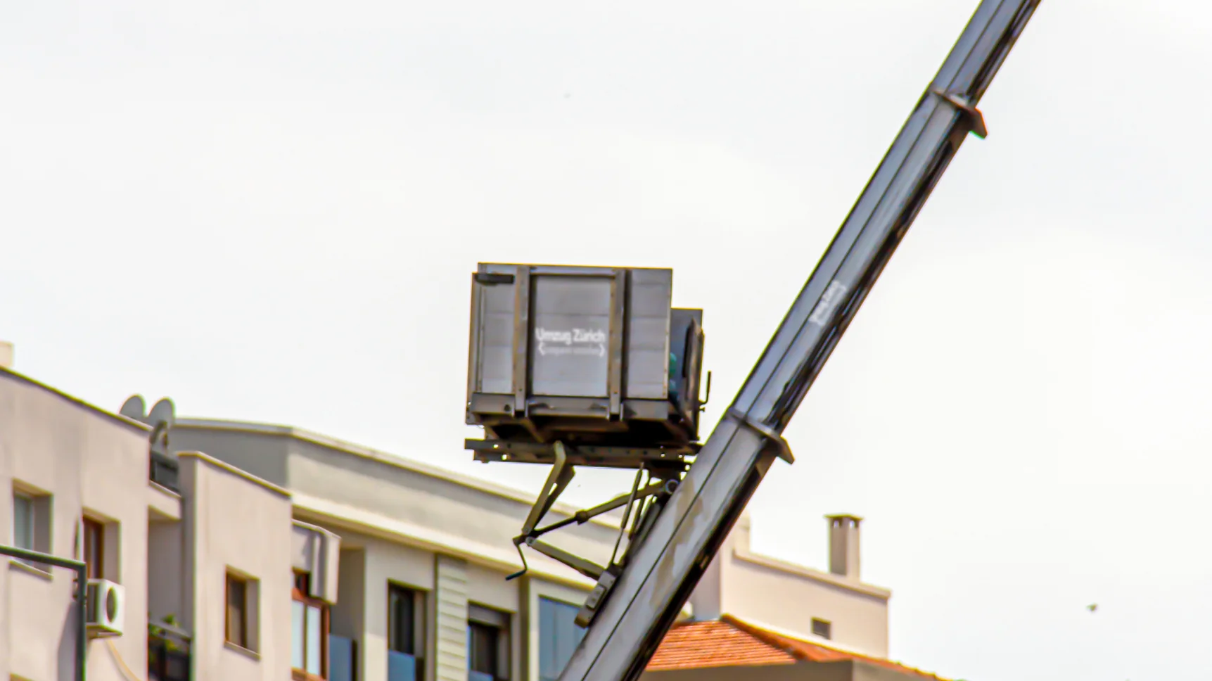Möbellift im Einsatz bei einem Umzug in Zürich – Aussenlift an Gebäudefassade