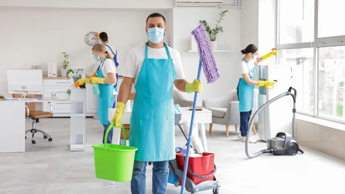 Professionelles Reinigungsteam bei der Umzugsreinigung in Zürich