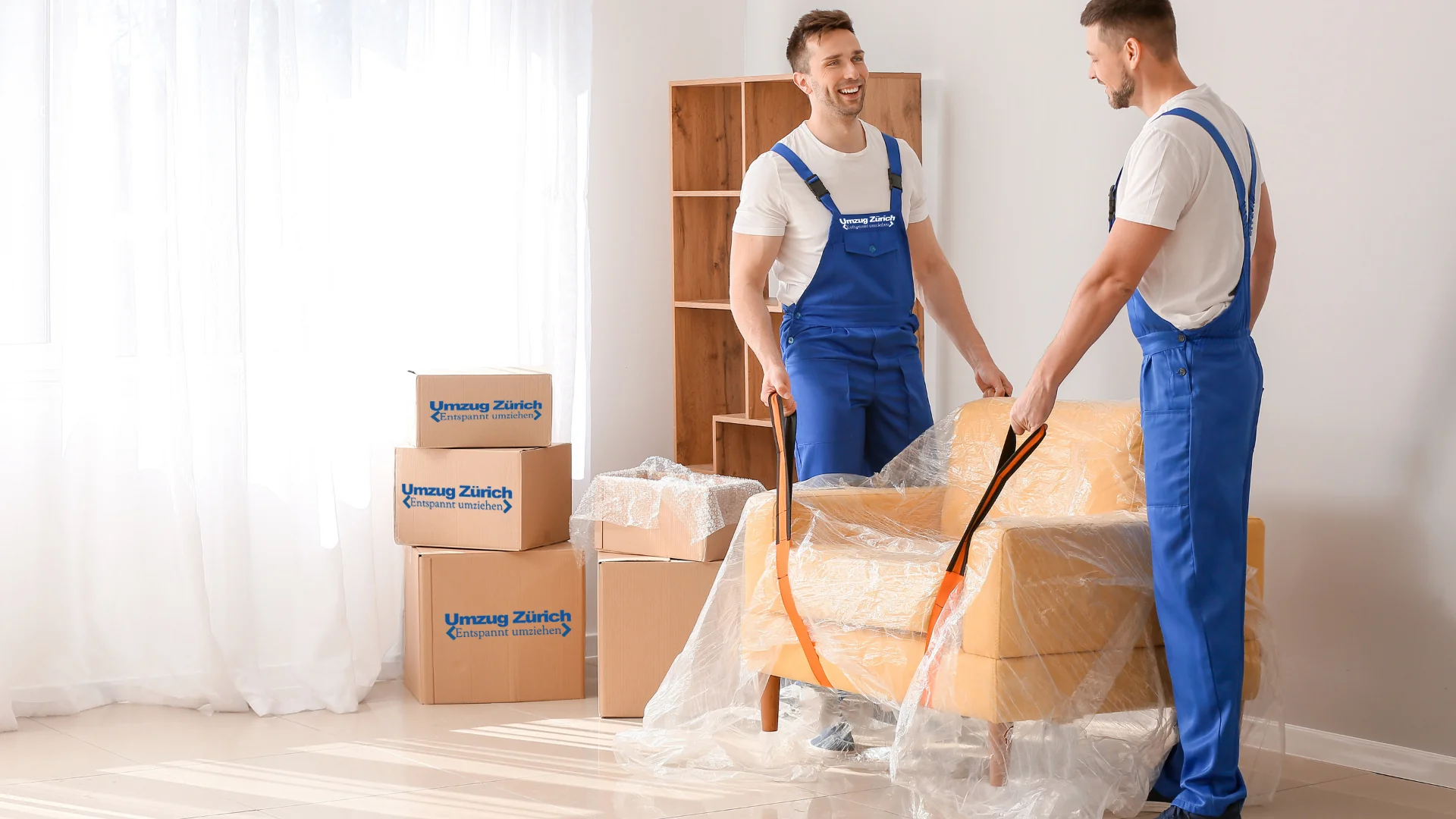 Umzug Transport Zürich – Professionelle Transporteure beladen ein Umzugsfahrzeug