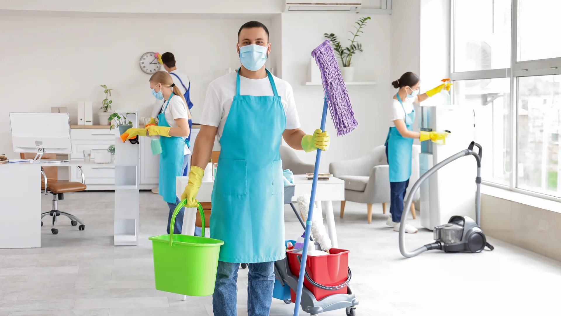 Professionelle Baureinigung nach Umbau – Reinigungsteam bei der Arbeit in Zürich