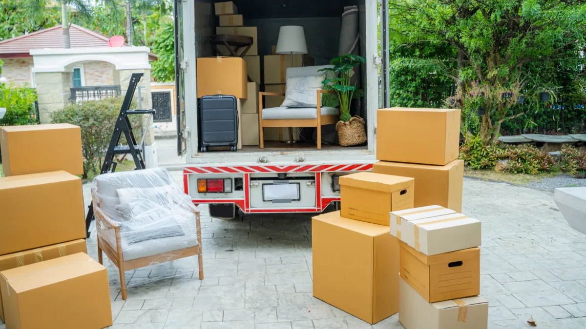 Beratung vor Ort in Küsnacht: Umzugswagen vor einem Einfamilienhaus mit Vorplatz und Gartenzufahrt