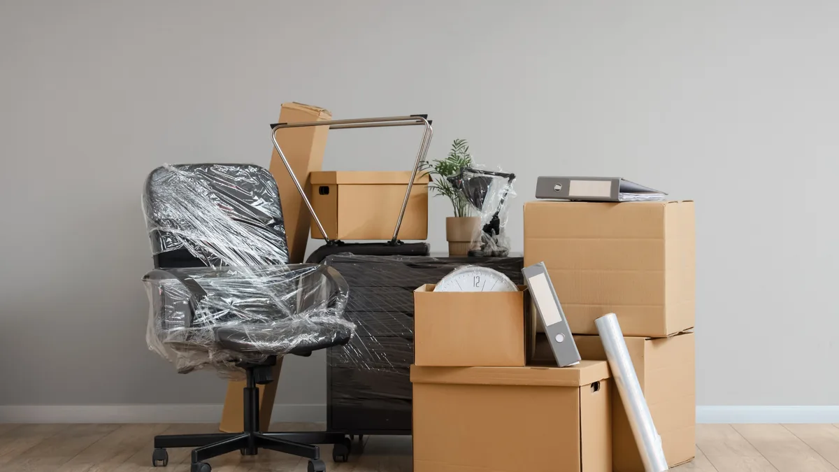 Büroumzug Dietikon Silbern – verpackter Bürostuhl, Schreibtisch und Umzugskartons bereit für den Firmenumzug im Limmattal