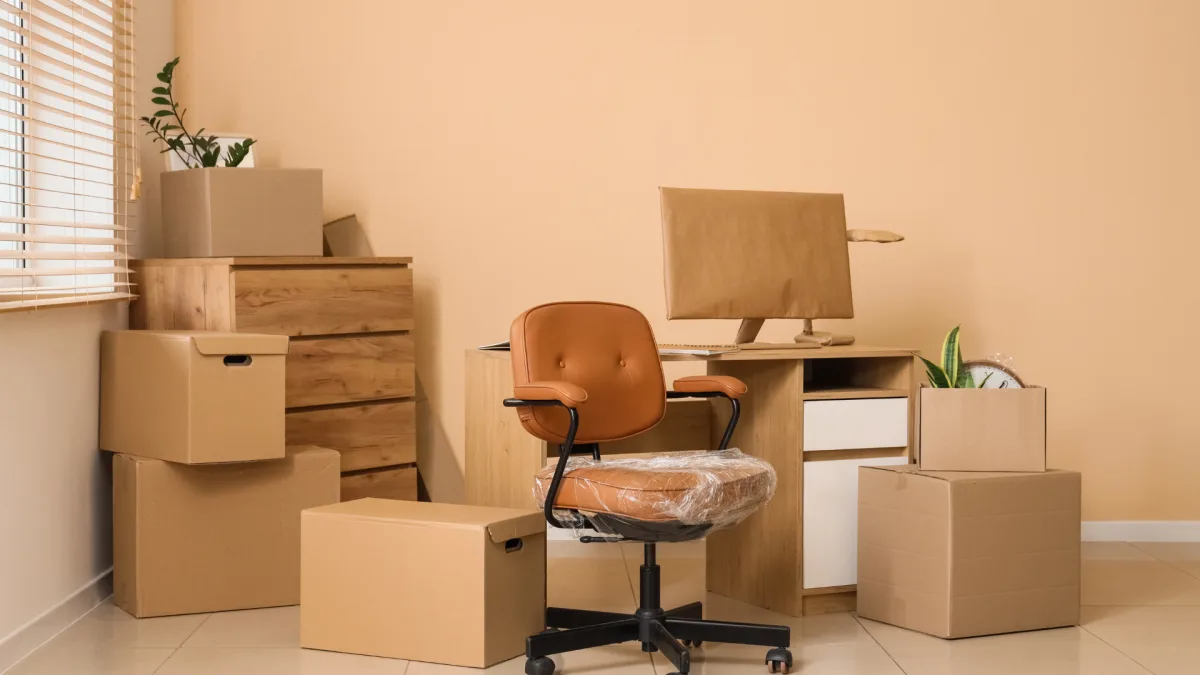 Büroumzug Kloten – verpackter Büroarbeitsplatz mit Archivboxen vor dem Firmenumzug in der Flughafenregion