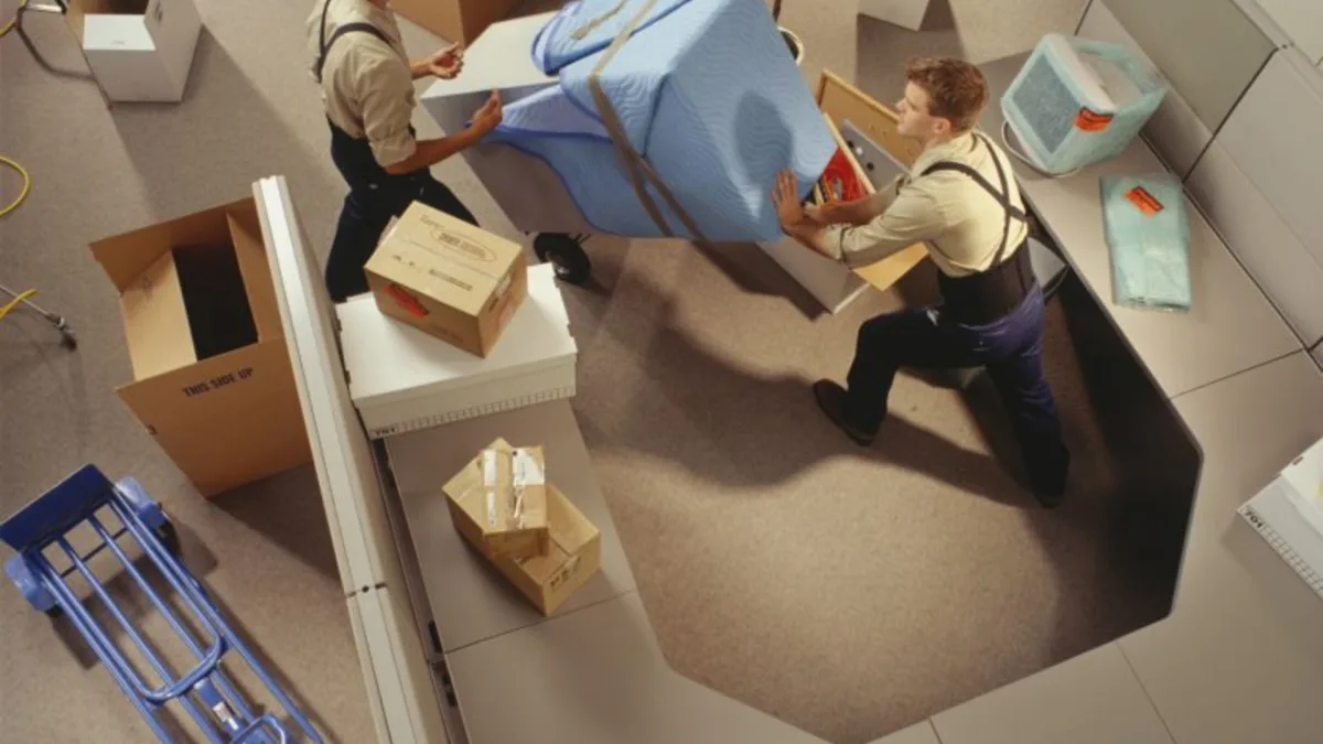 Büroumzug in Opfikon-Glattbrugg: Umzugsprofis verpacken Büromobiliar und Rollcontainer in einer Bürofläche im Glattpark