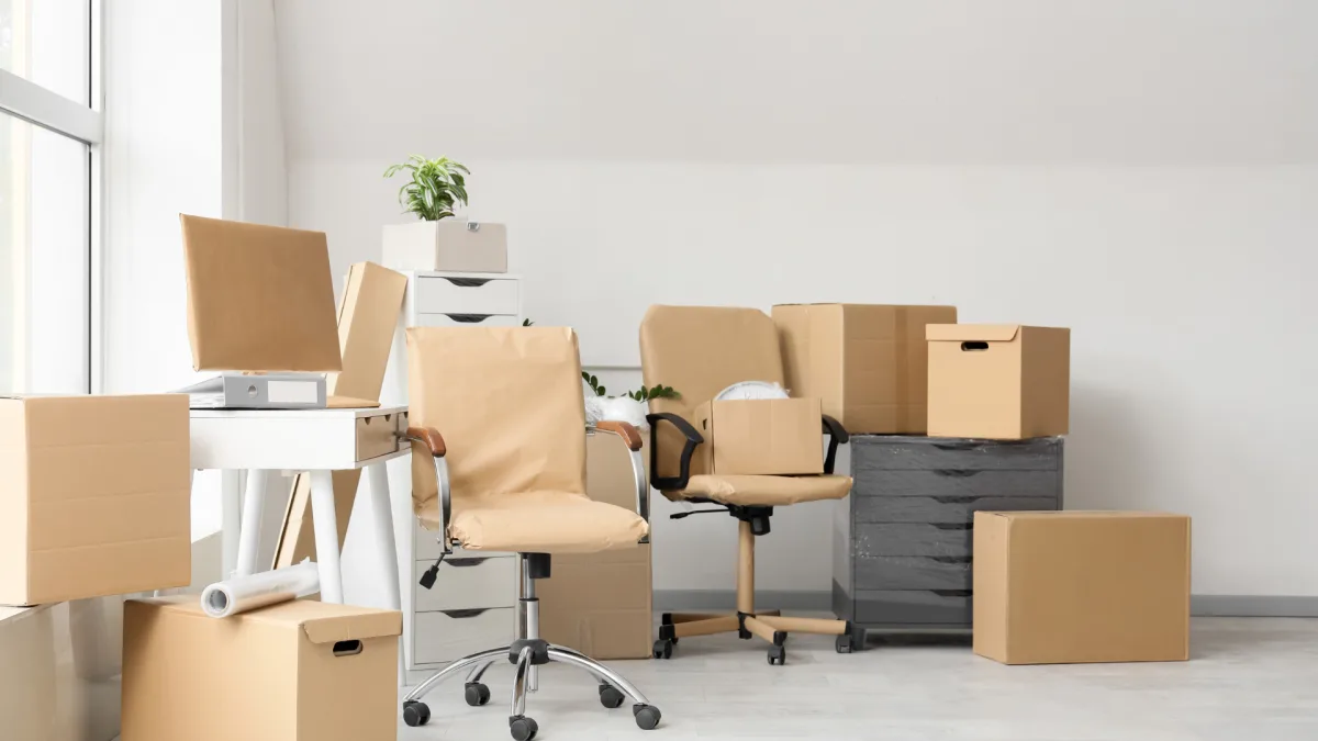 Büroumzug in Regensdorf: verpackte Bürostühle, Rollcontainer und Umzugskisten in einem geräumten Büro an der Althardstrasse