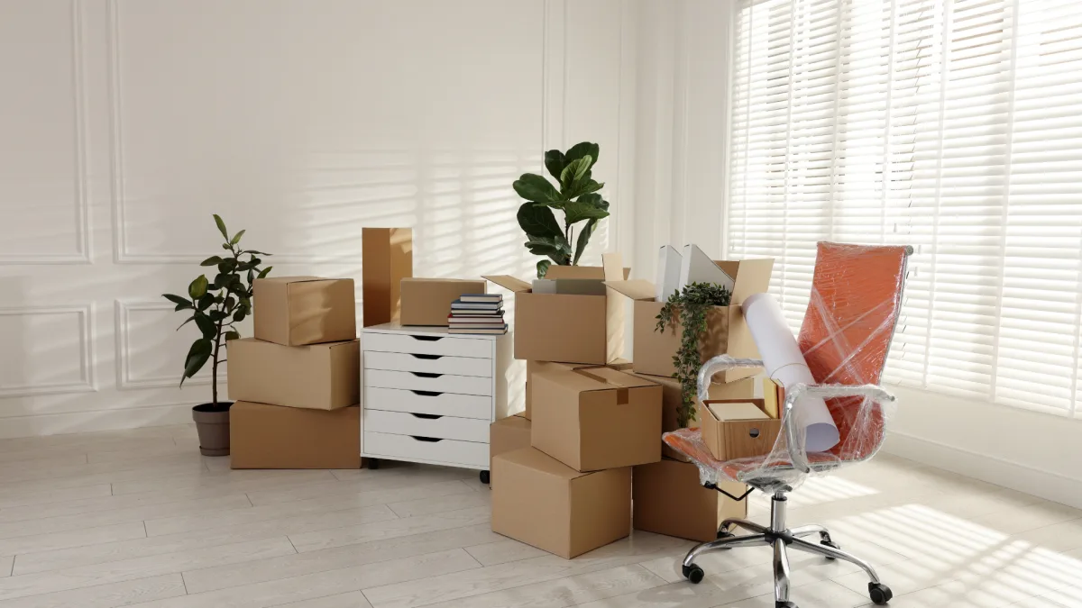 Büroumzug in Winterthur Neuhegi – verpackte Büromöbel, Bürostuhl und Archivkisten vor dem Firmenumzug