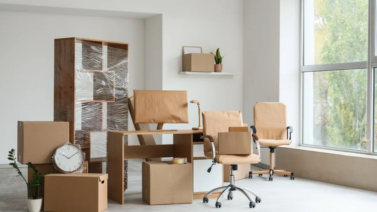 Büroumzug in Zürich Oerlikon: verpackte Bürostühle, Schränke und beschriftete Kartons in einer geräumten Bürofläche im Kreis 11