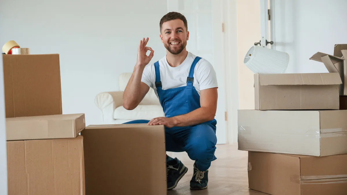 Ein- und Auspackservice in Küsnacht – Umzugsprofi verpackt Hausrat eines Einfamilienhauses in Umzugskartons