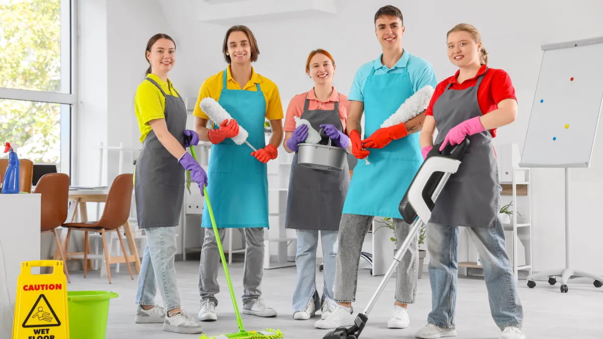 Professionelles Reinigungsteam für die Endreinigung einer Mietwohnung bei Auszug in Zürich