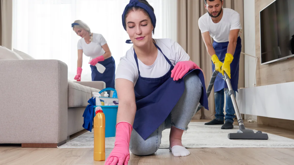 Professionelles Reinigungsteam bei der Messie-Wohnung-Räumung in Zürich