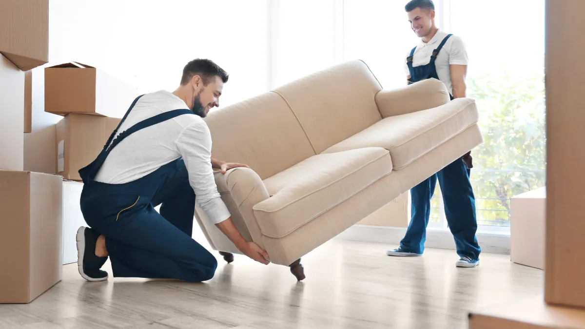 Möbeltransport Winterthur – zwei Umzugsprofis tragen ein Sofa sicher aus einer Altbauwohnung