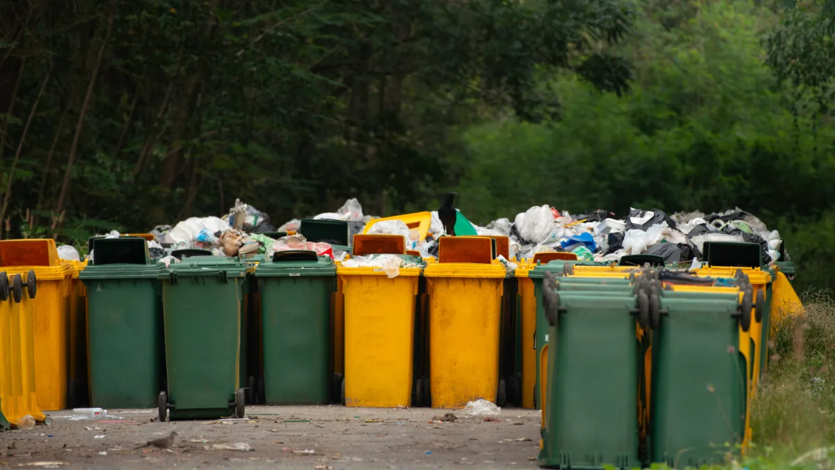 Räumung in Illnau-Effretikon – Abfallcontainer für die sortenreine Entsorgung bei einer Wohnungsräumung in Effretikon