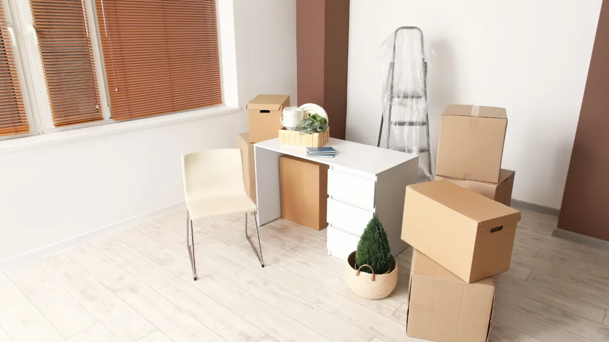 Professionelles Umzugsteam beim Verladen von Möbeln in Elsau – Zügelfirma bei Winterthur