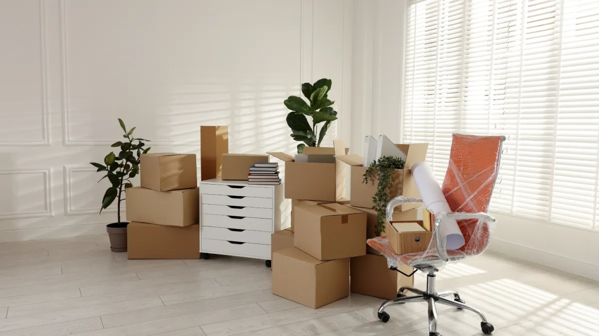 Professionelles Umzugsteam beim Verladen von Möbeln in Oberrohrdorf AG – Zügeln am Rohrdorferberg bei Baden