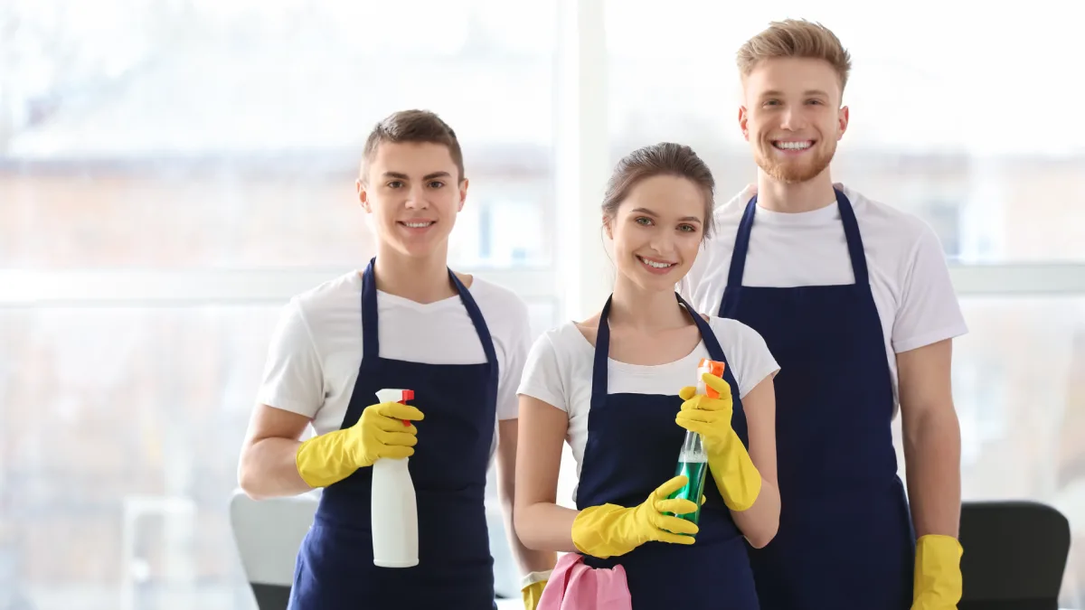Umzugsreinigung Bassersdorf – Reinigungsteam vor der Wohnungsabgabe in einer Mietwohnung in Bassersdorf ZH