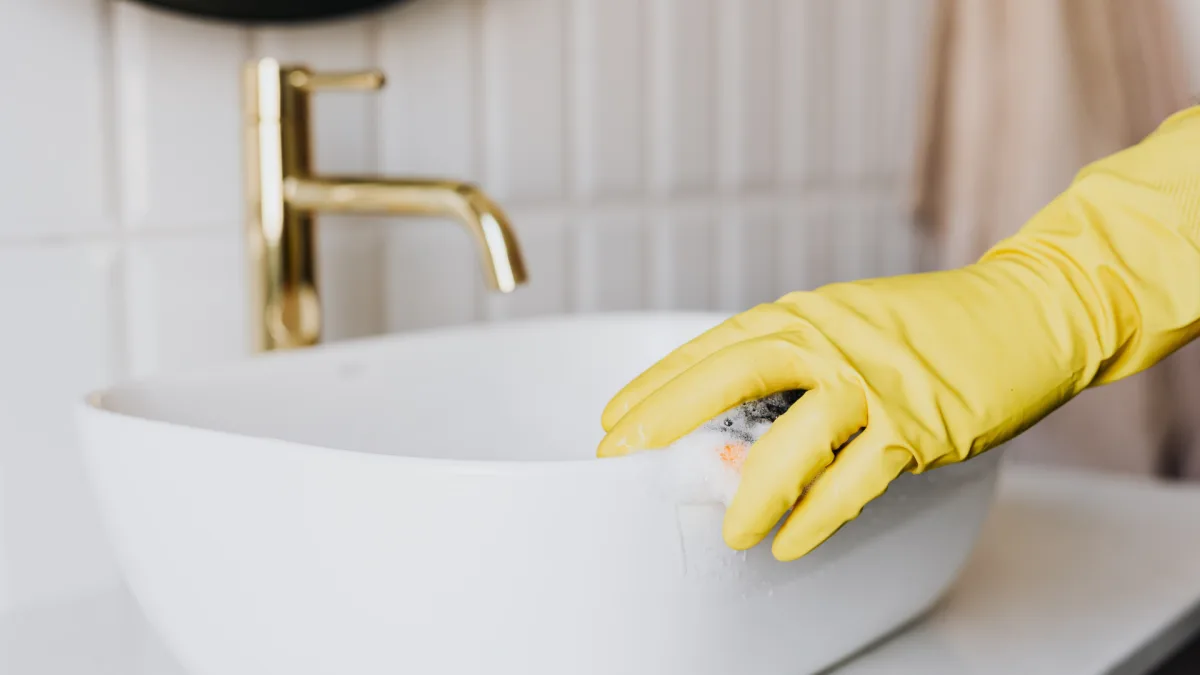Umzugsreinigung Erlenbach ZH – Reinigung hochwertiger Sanitäroberflächen vor der Wohnungsabgabe am Seehang