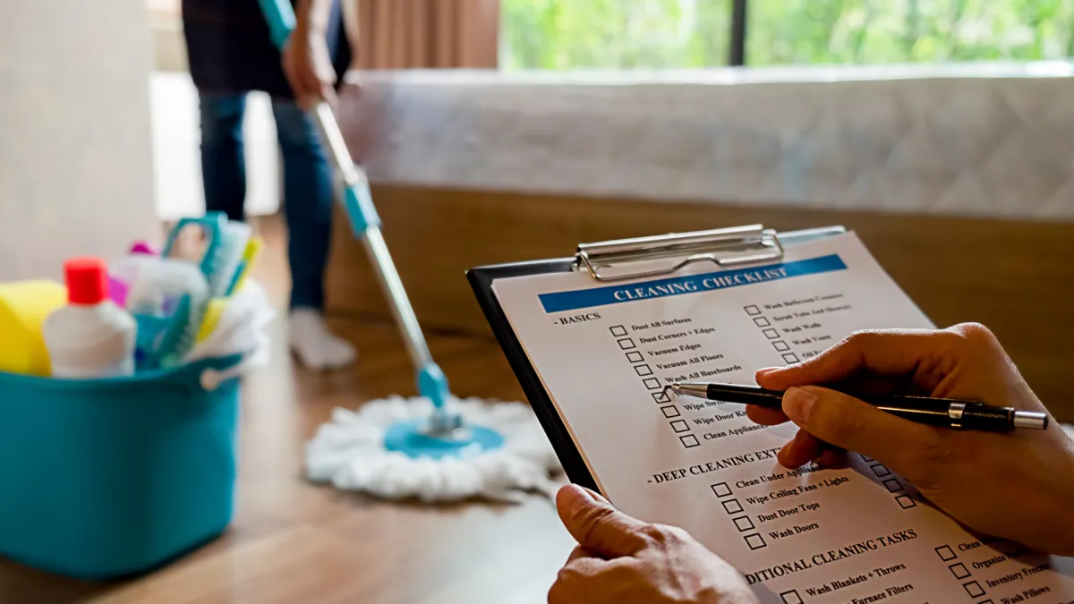 Umzugsreinigung Hünenberg – Reinigungsfachkraft prüft die Checkliste für die Wohnungsabgabe am Umzugstag in Hünenberg See
