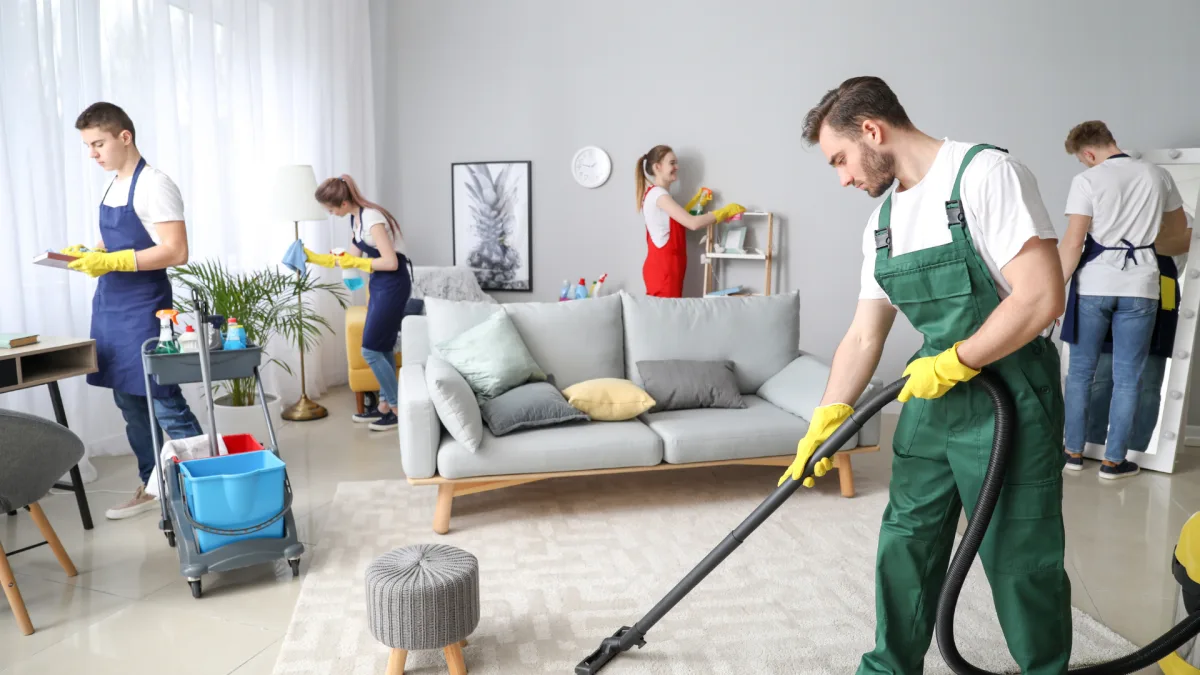 Umzugsreinigung in Illnau-Effretikon – Reinigungsteam bereitet eine Mietwohnung in Effretikon auf die Wohnungsabgabe vor