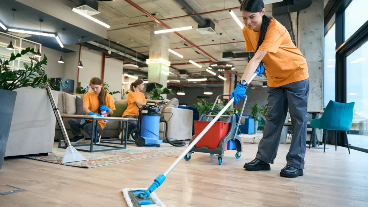 Umzugsreinigung Rüti ZH – Reinigungsteam bei der Endreinigung vor der Wohnungsabgabe im Zürcher Oberland
