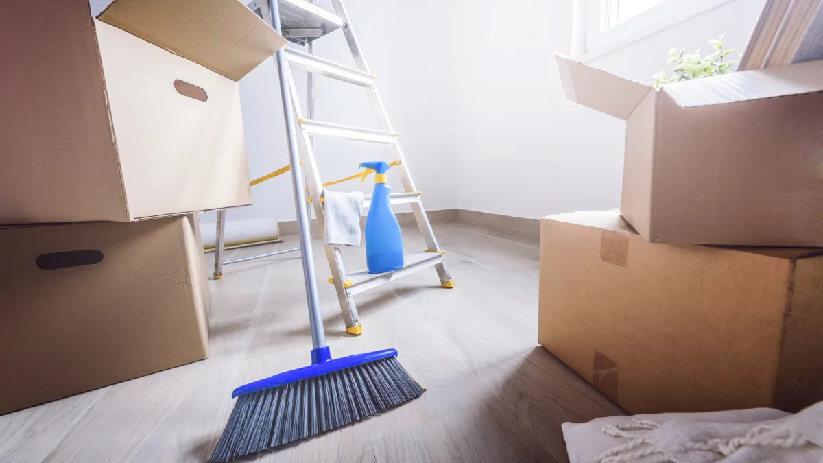 Umzugsreinigung in Steinhausen ZG – leere Wohnung mit Umzugskartons, Leiter und Reinigungsmitteln vor der Wohnungsabgabe am Kündigungstermin