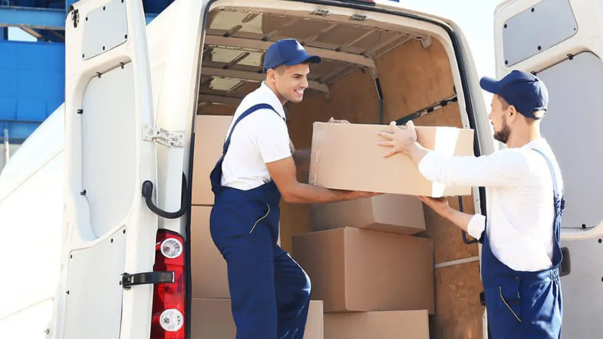 Professionelles Umzugsteam beim Verladen von Möbeln in Amriswil – Zügelfirma mit Festpreis