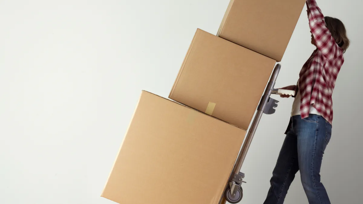 Professionelles Umzugsteam beim Verladen von Möbeln in Thalheim An Der Thur