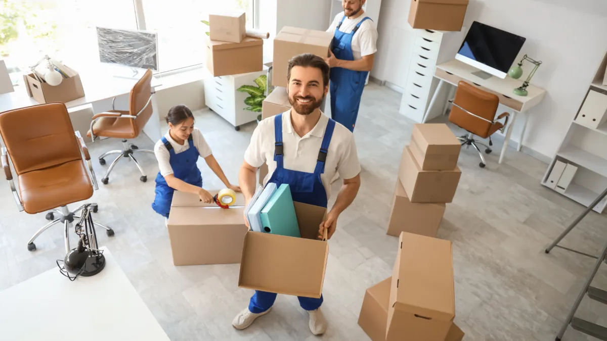 Professionelles Umzugsteam beim Verladen von Möbeln in Wädenswil – Umzugsfirma am linken Zürichsee-Ufer