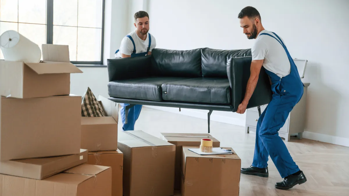 Professionelles Umzugsteam beim Verladen von Möbeln in Zollikon – Zügelunternehmen Goldküste