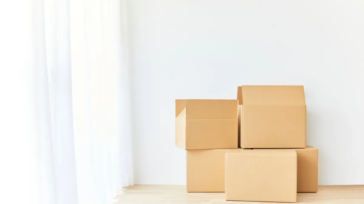 Professionelles Umzugsteam beim Verladen von Möbeln in Zumikon ZH – Zügelpartner für die Villengemeinde am Pfannenstiel