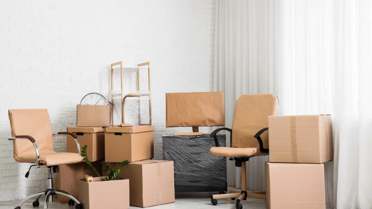 Professionelles Umzugsteam beim Verladen von Möbeln in Illnau-Effretikon (ZH) – Zügelfirma für die Doppelgemeinde mit Festpreis';