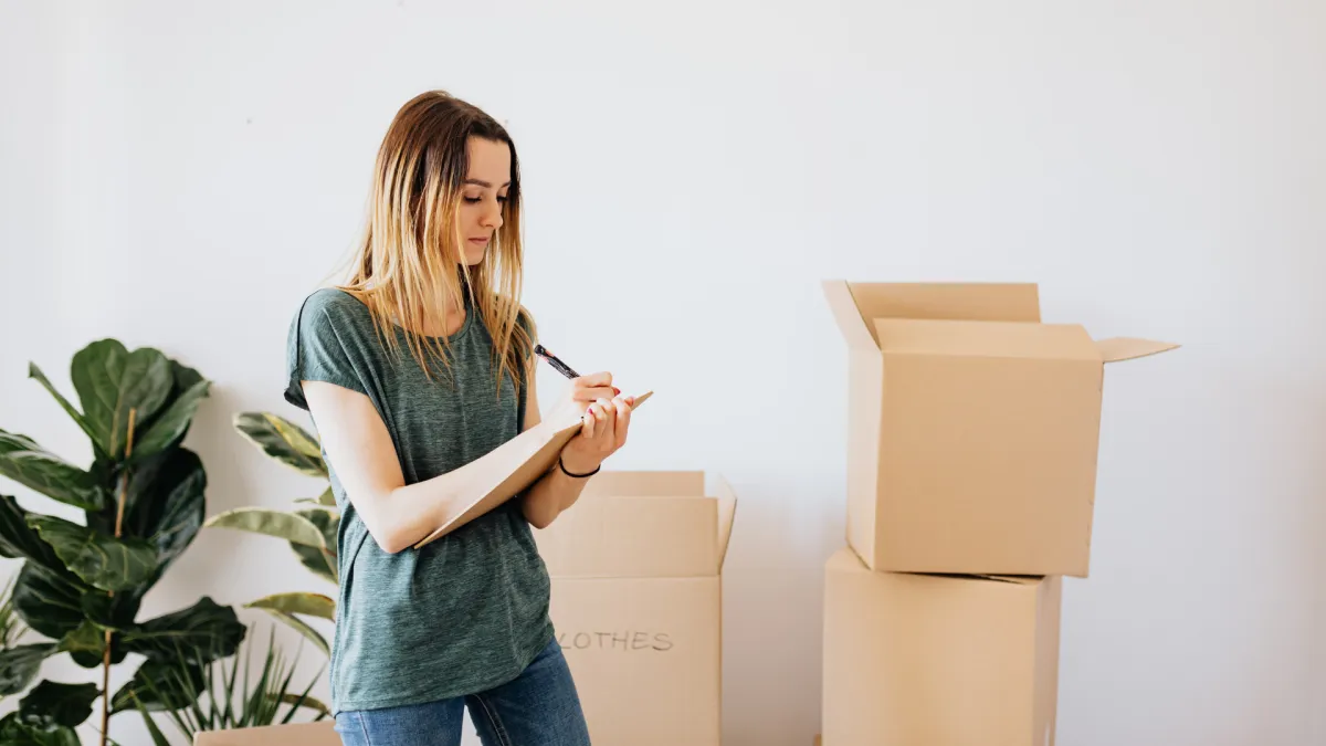 Professionelles Umzugsteam beim Verladen von Möbeln in Oberembrach – Umzugsfirma auf der Hochebene ab CHF 490';